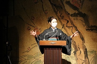 写真：司会の旭堂鱗林さん