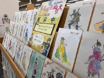 写真：図書館で展示中のぬりえ