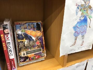 写真：図書館で紹介中の英雄に関連する本