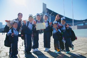 賞状を手に笑顔のエンジェルスの皆さんの集合写真