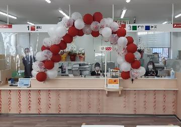 写真：風船で装飾された窓口