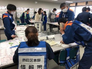 写真：電話を受けながら内容を記録しているところ