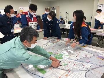 写真：被害の状況を大きな地図に記載しているところ