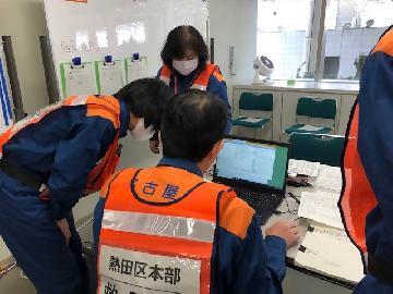 写真：救助要請を支援システムに入力しているところ