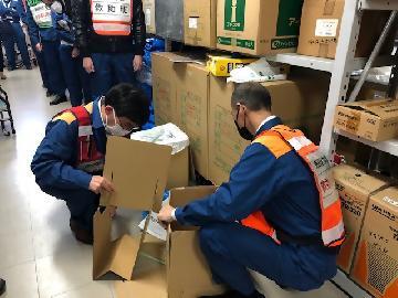 写真：簡易トイレの組み立てをしているところ