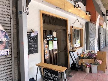 写真：神宮前商店街にあるコーヒースタンドの外観