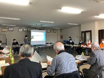 写真：学区懇談会で区役所の防災担当者が説明をしているところ