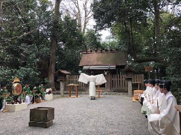 写真：鳥喰の儀で韓神舞をしているところ全体を撮影したもの