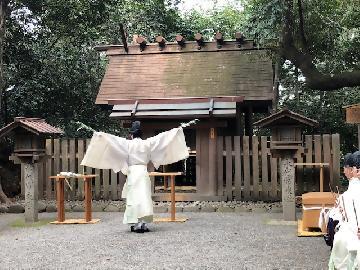 写真：鳥喰の儀の韓神舞をしている人を大きめに撮影したもの