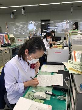 写真：奮闘する保健センター職員