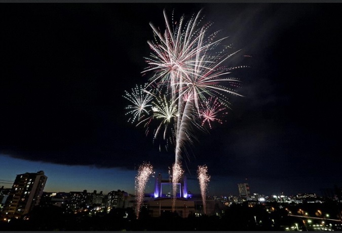 写真：夜空に映える花火