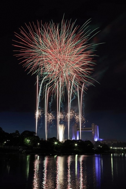 写真：色鮮やかな花火