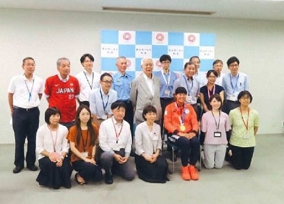 後藤選手を囲んで集合写真