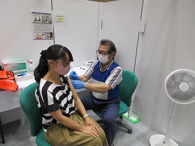 写真：ワクチン接種をする川村先生