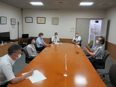 写真：語り合う川村先生