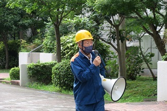 写真：スピーカーによる呼びかけ