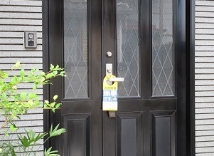 写真：玄関にかけられた無事ですカード