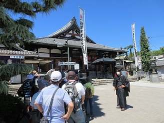 写真：円通寺で島田先生の話を聞く人たち