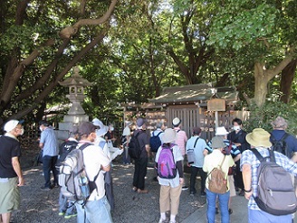 写真：菅原社で島田先生の話を聞く人たち