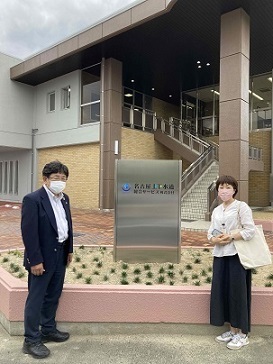 写真：名古屋上下水道総合サービス本社前で社長と区長