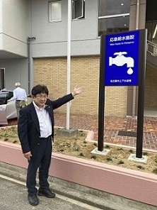 写真：応急給水施設の説明をする社長