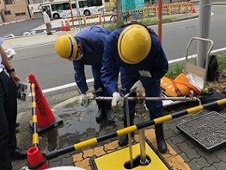 写真：応急給水施設で地上のセットをする職員