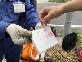 写真：水質検査の様子