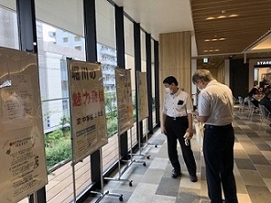 写真：作品を観賞する職員