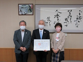 写真：区長と白鳥学区連絡協議会とで記念撮影