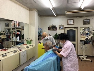 写真：散髪中の様子