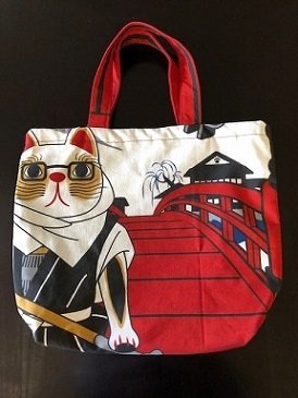 写真：猫の弁慶の絵の手提げ袋
