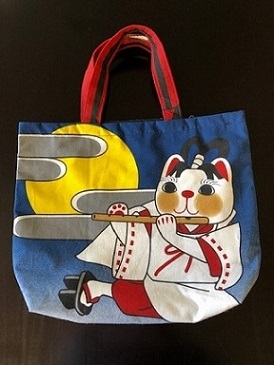 写真：猫の牛若丸の絵の手提げ袋