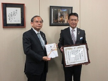 写真：東芝テック株式会社中部支社長の渡辺さまとの記念撮影