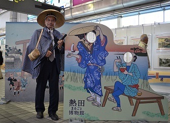 写真：熱田まるごと博物館フォトスポットでの区長の様子