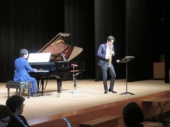 水野雄太さんと秀平雄二さんによる演奏の写真