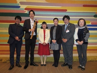 講演・演奏いただいた皆さまと一緒に記念撮影の写真