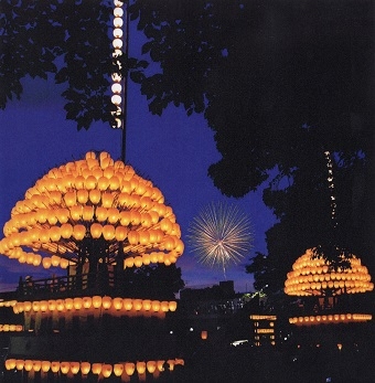 写真：夜空に浮かぶ巻わら