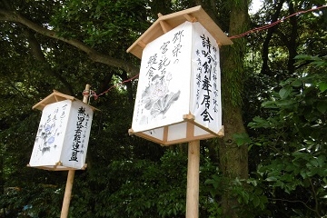 写真：献灯俳句の灯篭