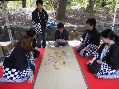 写真：名古屋あつたカルタで遊ぶ様子