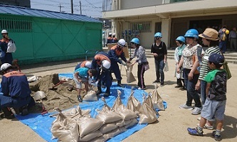 写真：土のうづくり体験訓練