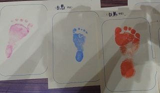 写真：大小さまざまな大きさの足型も記念です