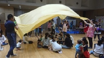 写真：ふわふわヒラヒラ「大布あそび」はすごいアイディア