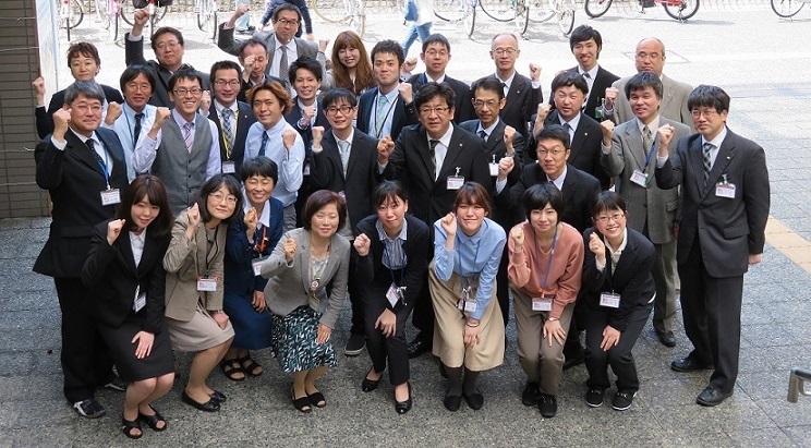 写真：熱田区長と熱田区役所職員