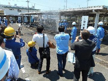写真：道路水道管の止水と補修訓練