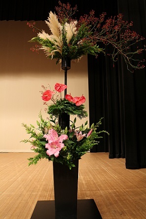 写真：川口紅清軒先生による壇上花