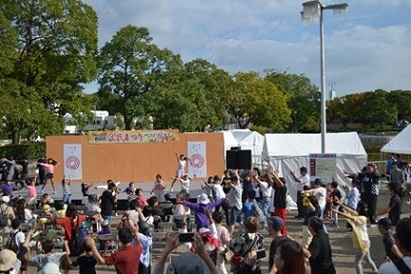 写真：ステージ「フラッシュモブ」の様子