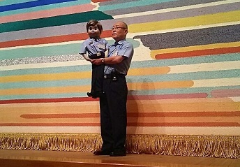 写真：塚本消防署長の巧みな腹話術に拍手喝采