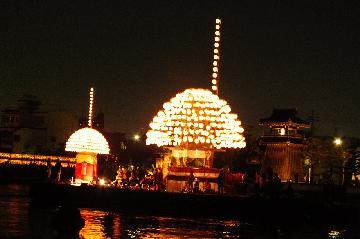 堀川まつりの様子（復活したまきわら船）の写真