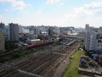 区役所から見た鉄道線路の写真