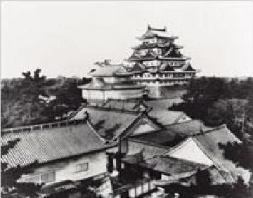 写真：焼失前の名古屋城天守閣と本丸御殿（名古屋城）